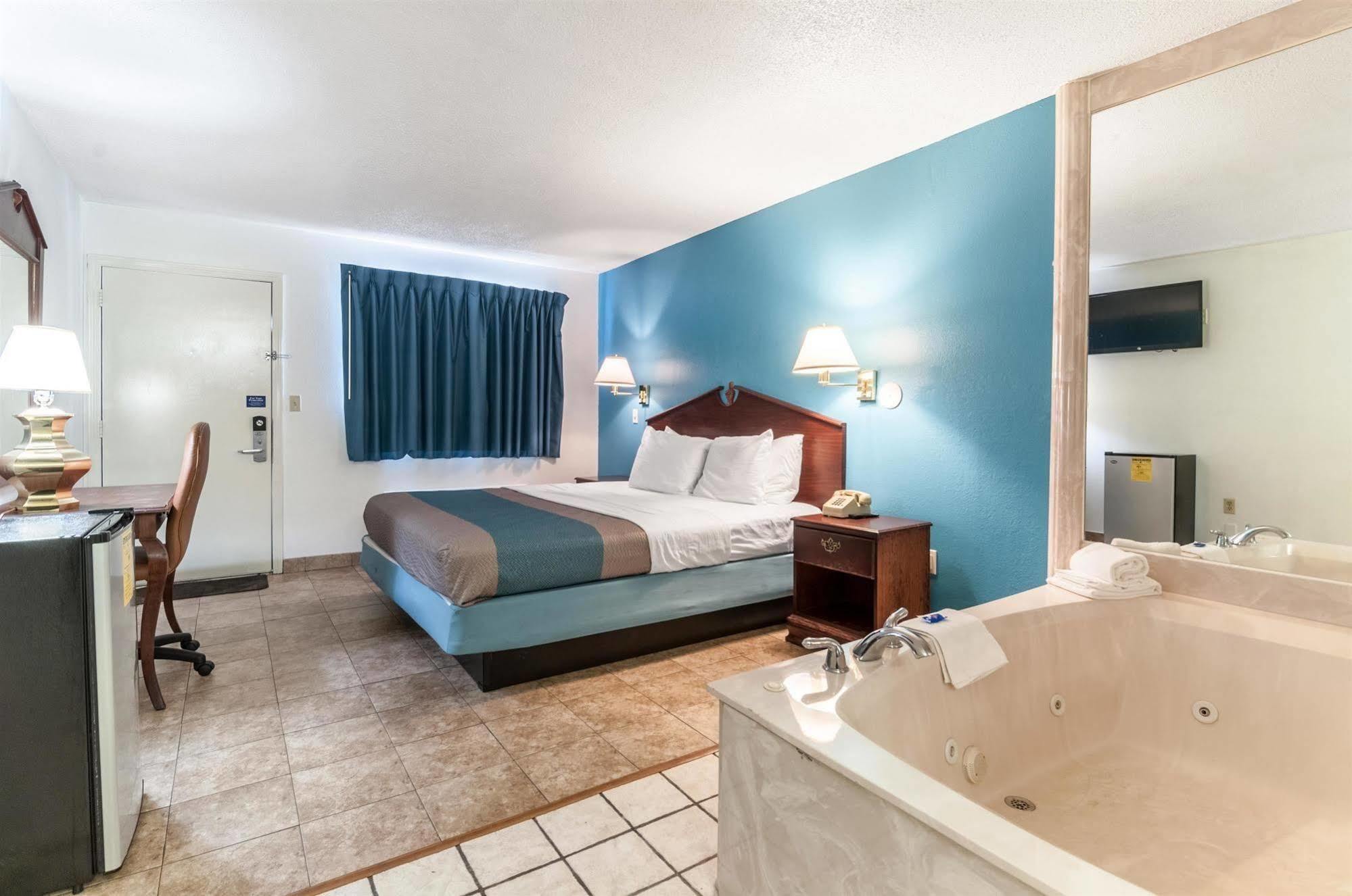 6-southgate, Mi - Detroit Hotel