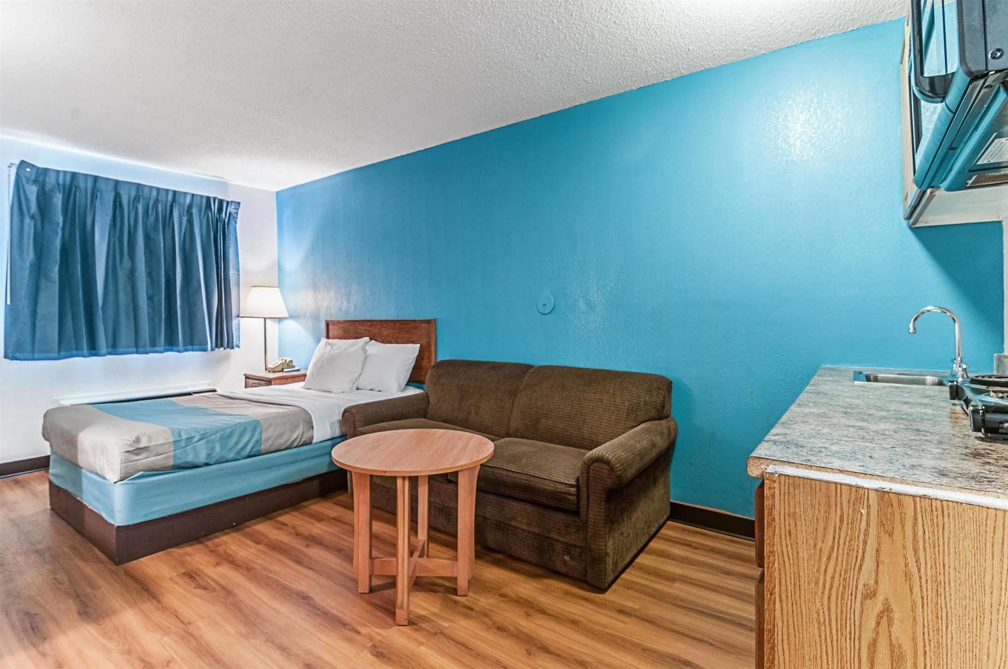 Hotel 6-southgate, Mi - Detroit 2*